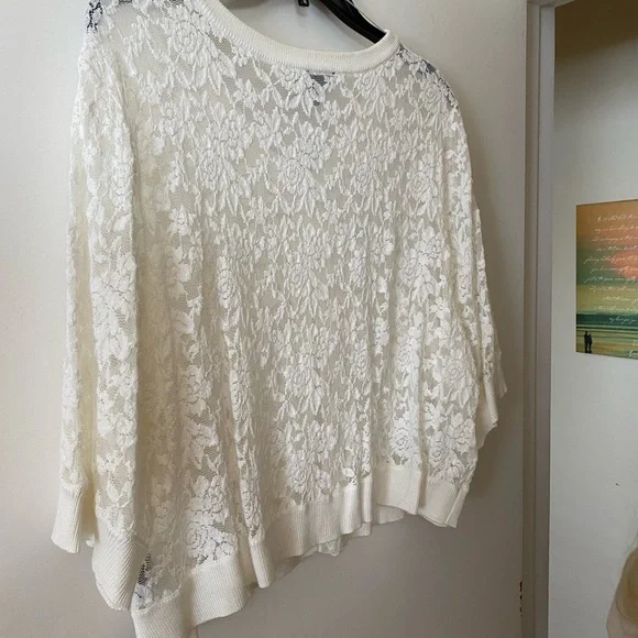 Off White Lace Button-Up Shrug - Picture 2 of 3